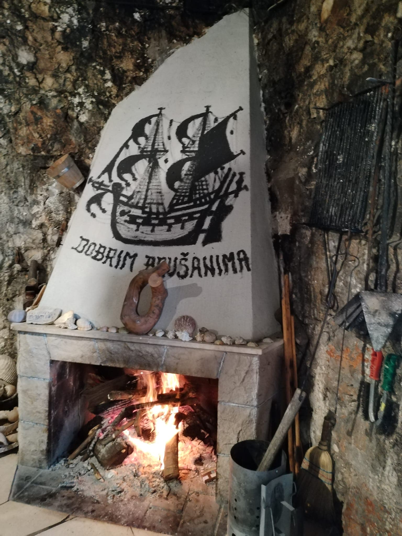 Kamen, mreža i more – identitet Brusja u bronci